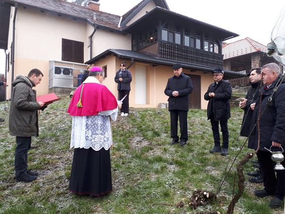 Varaždinski biskup Bože Radoš blagoslovio vinograd varaždinske biskupije te mlado vino
